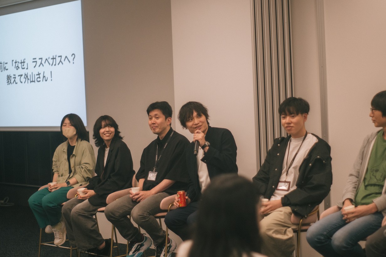 プロダクト交流会でのCTO 外山と受賞者の対談の様子