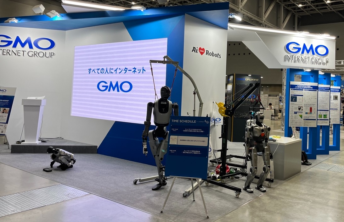 GMOインターネットグループ株式会社のヒューマノイドロボット展示